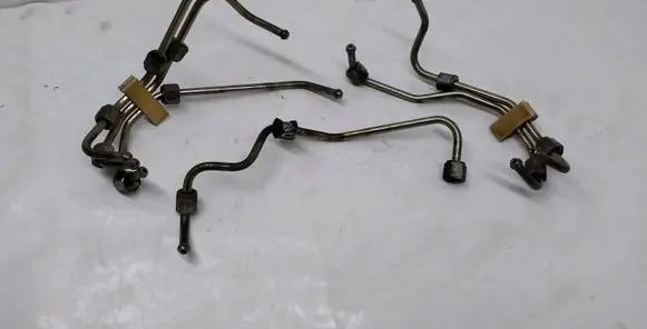 Fuel injector supply line/pipe