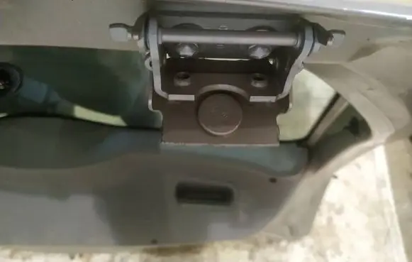 Ford Fiesta Tailgate/trunk/boot hinge 