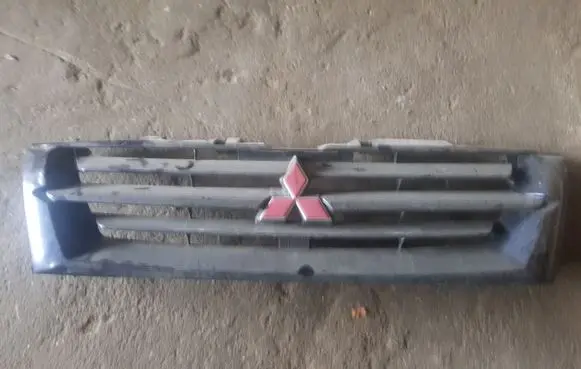 Mitsubishi Pajero Front bumper upper radiator grill MR387981