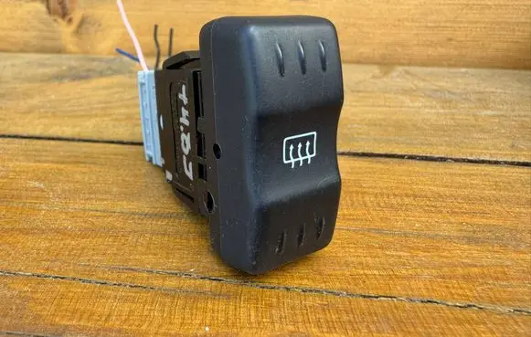 Dacia Logan I Windscreen/window heater switch 6001546145 399387
