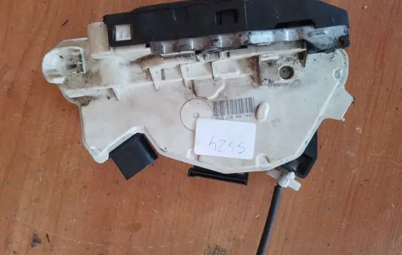 Skoda Superb B6 (3T) Front door lock 5N1837015C