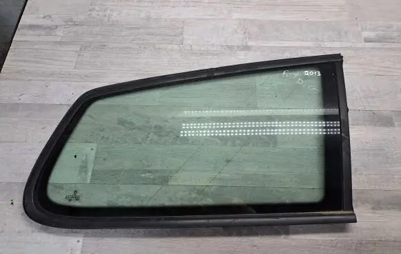 Volkswagen PASSAT B7 Rear side window 43R000261 E000251 DOT004M503AS2