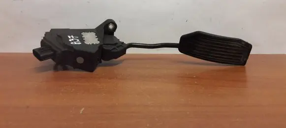 Toyota Avensis T270 Accelerator throttle pedal 7811002070 A37