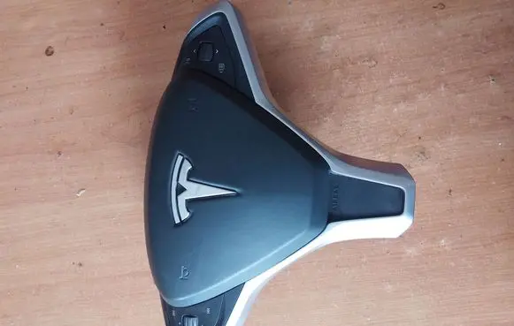 Tesla Model X Steering wheel airbag
