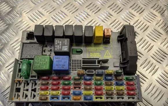 Opel Zafira A Fuse module 24412497