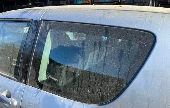 Suzuki Swift I Rear side window 