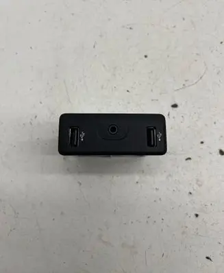 Renault Megane IV USB socket connector 280236599R DQ17648293