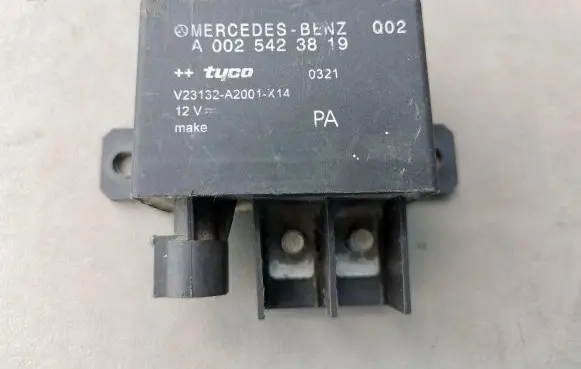 Mercedes-Benz E W124 Charging relay A0025423819 V23132A2001X14
