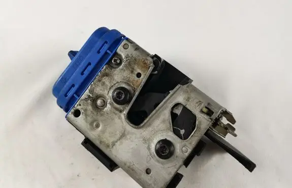 Audi A3 S3 8L Rear door lock 8D0839015A