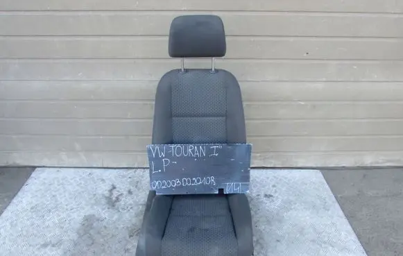 Volkswagen Touran I Front driver seat 