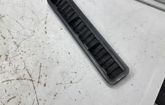 Fiat 500E Quarter panel pressure vent C996