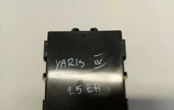 Toyota Yaris XP210 Battery control module 89981-K0010