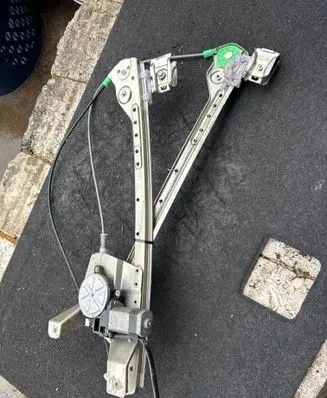 Chrysler Pacifica Front door window regulator with motor 