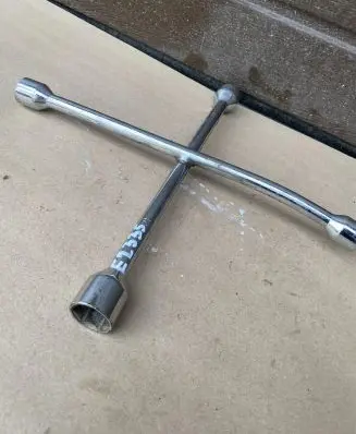 Mercedes-Benz E W210 Wheel nut wrench E2335
