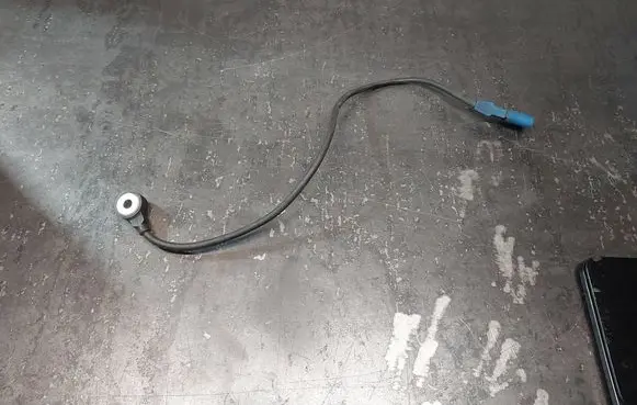 Audi A4 S4 B6 8E 8H Detonation knock sensor 06C905377