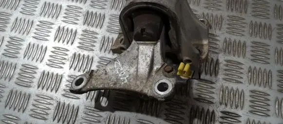 Honda Civic Engine mount bracket