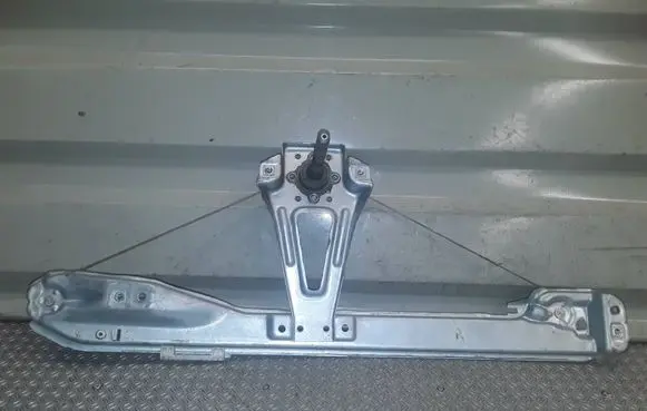 Renault Clio III Rear door manual window regulator 8200291155B
