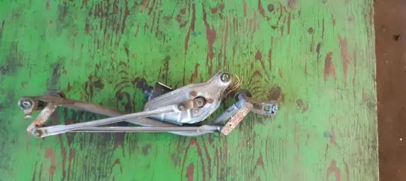 Nissan Almera N16 Front wiper linkage and motor 404582