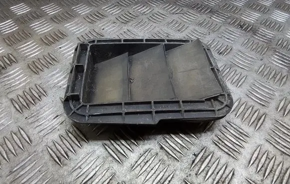 Quarter panel pressure vent