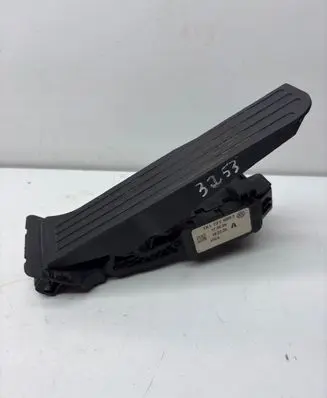 Volkswagen Golf V Accelerator throttle pedal 1K1721503P