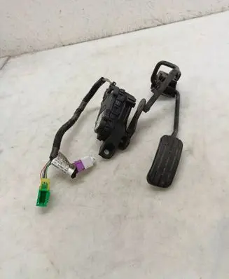 Accelerator throttle pedal
