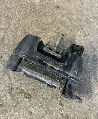 Peugeot 607 Engine mount bracket