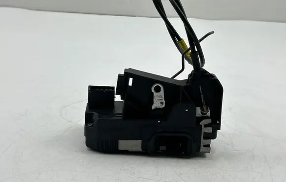 Opel Vivaro Front door lock 8200008260 91166230