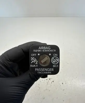 Toyota RAV 4 (XA40) Passenger airbag on/off switch 