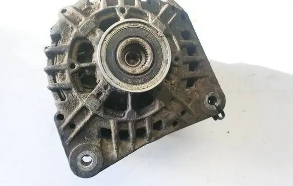 Opel Vivaro Generator/alternator 8200086130