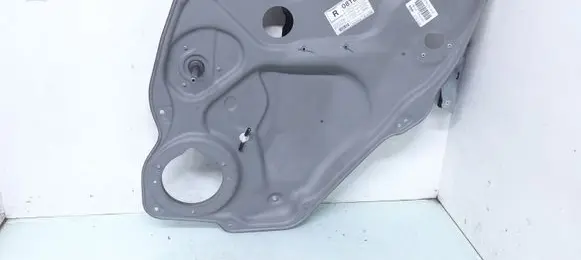 Rear door manual window regulator