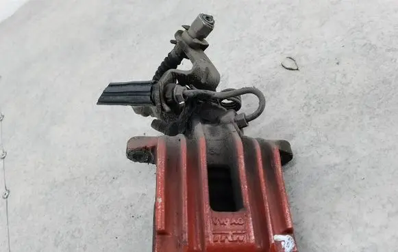 Volkswagen Golf V Rear brake caliper 