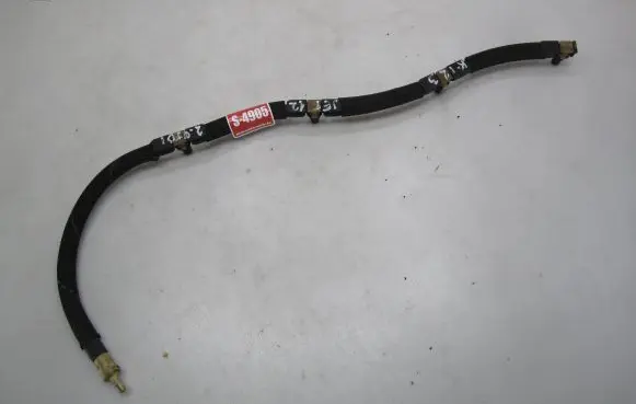Volkswagen Jetta VI Fuel injector supply line/pipe 