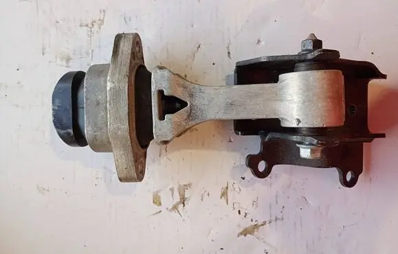 Engine mount vacuum valve