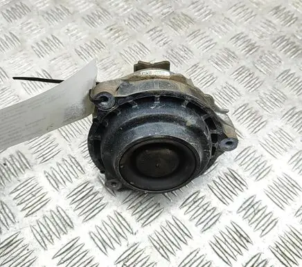 BMW 3 G20 G21 Engine mount bracket 7581620