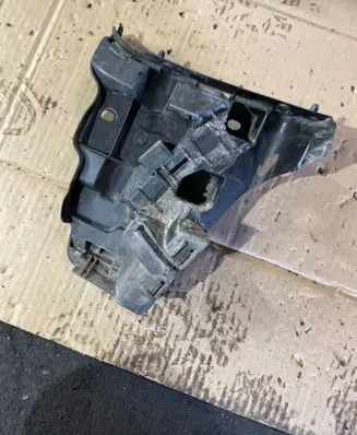 Volvo XC70 Fender mounting bracket 31214960