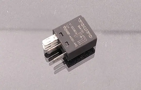 Volvo V70 Hazard warning light relay 9441161