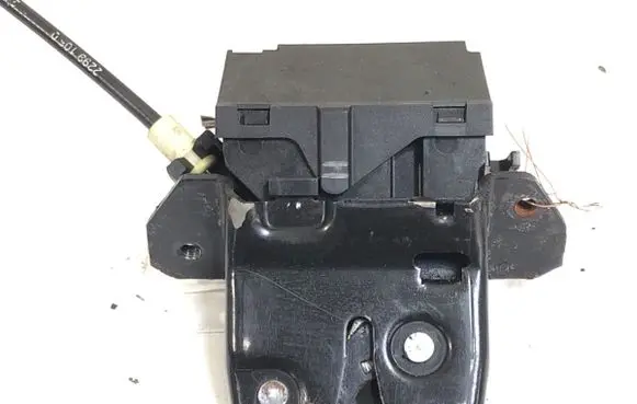 Mercedes-Benz E W211 Tailgate exterior lock A2037500085