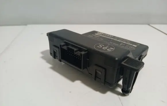 Volkswagen Golf V Gateway control module 1K0907951