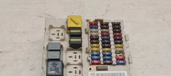 Ford Focus Fuse module 2M5T14A073BD 51873303