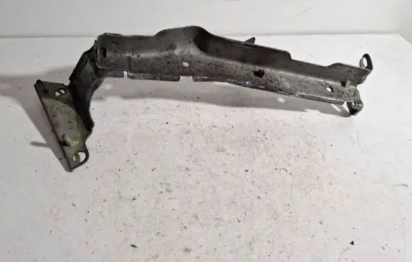 Audi A4 S4 B8 8K Fender mounting bracket 8K0821135