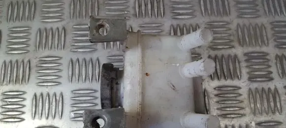 Nissan Primera Brake fluid reservoir 