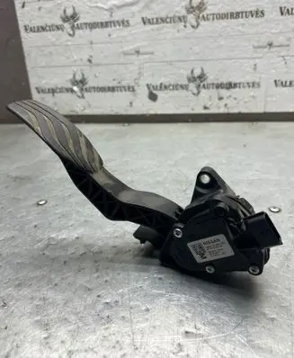Accelerator throttle pedal