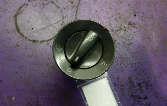 Skoda Fabia Mk2 (5J) Light switch