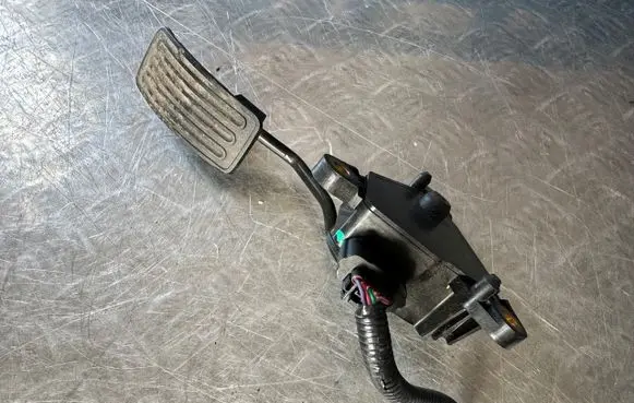 Renault Koleos I Accelerator throttle pedal 18002JY00A