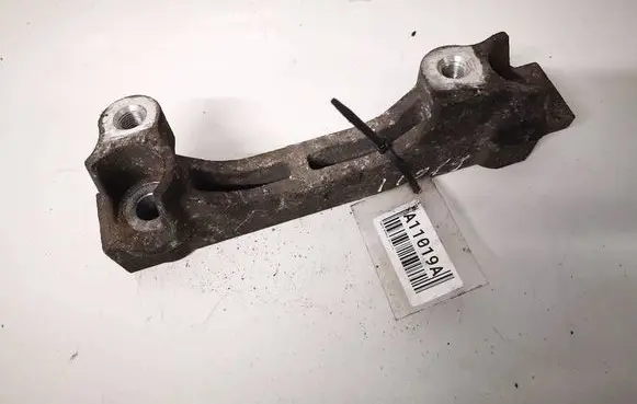 Toyota Avensis T270 Engine mounting bracket 