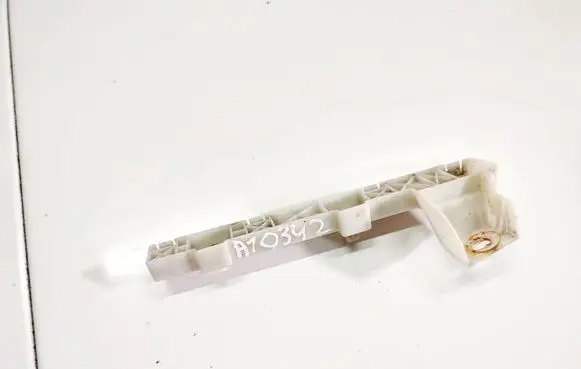 Front bumper mounting bracket
