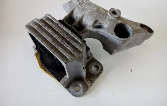 Renault Fluence Engine mount vacuum valve 112100032R