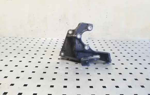 Subaru Legacy Power steering pump mounting bracket 