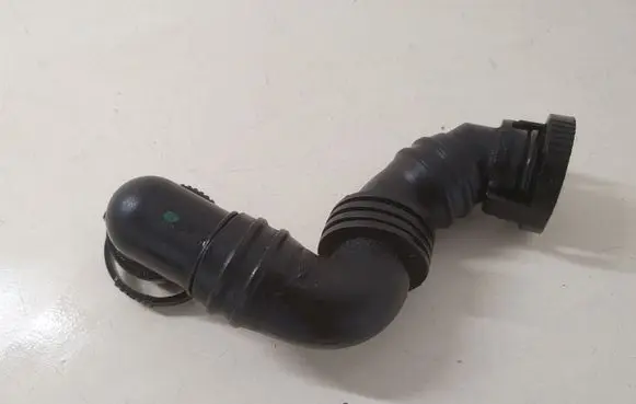 Volkswagen PASSAT B6 Breather hose/pipe 06F103212D