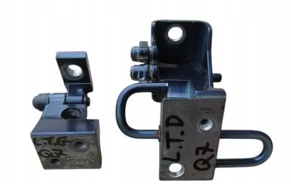 Audi Q7 4L Front door lower hinge 